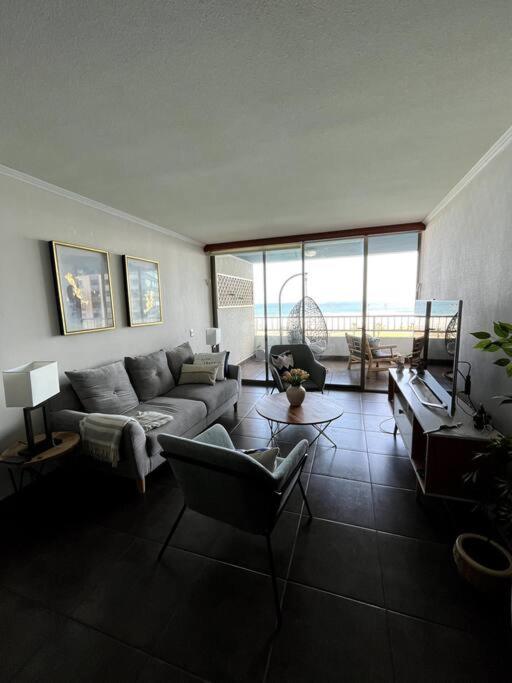 apartamento con vista al mar y piscina.