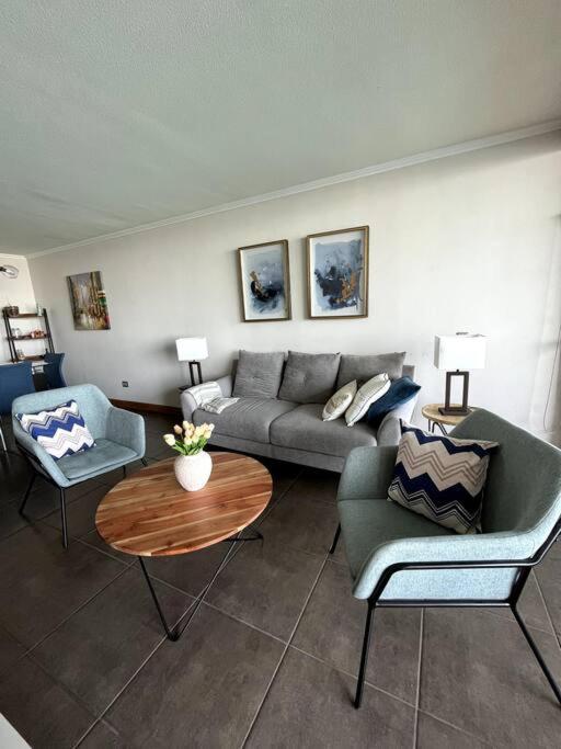 apartamento con vista al mar y piscina.