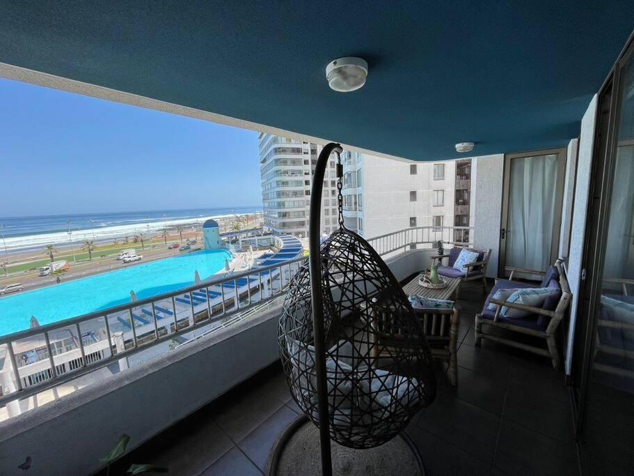 apartamento con vista al mar y piscina.