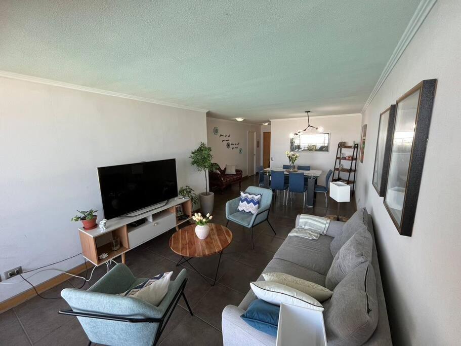 apartamento con vista al mar y piscina.