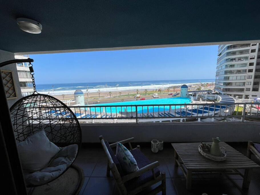 apartamento con vista al mar y piscina.