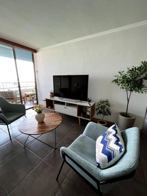 apartamento con vista al mar y piscina.