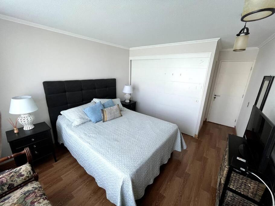 apartamento con vista al mar y piscina.