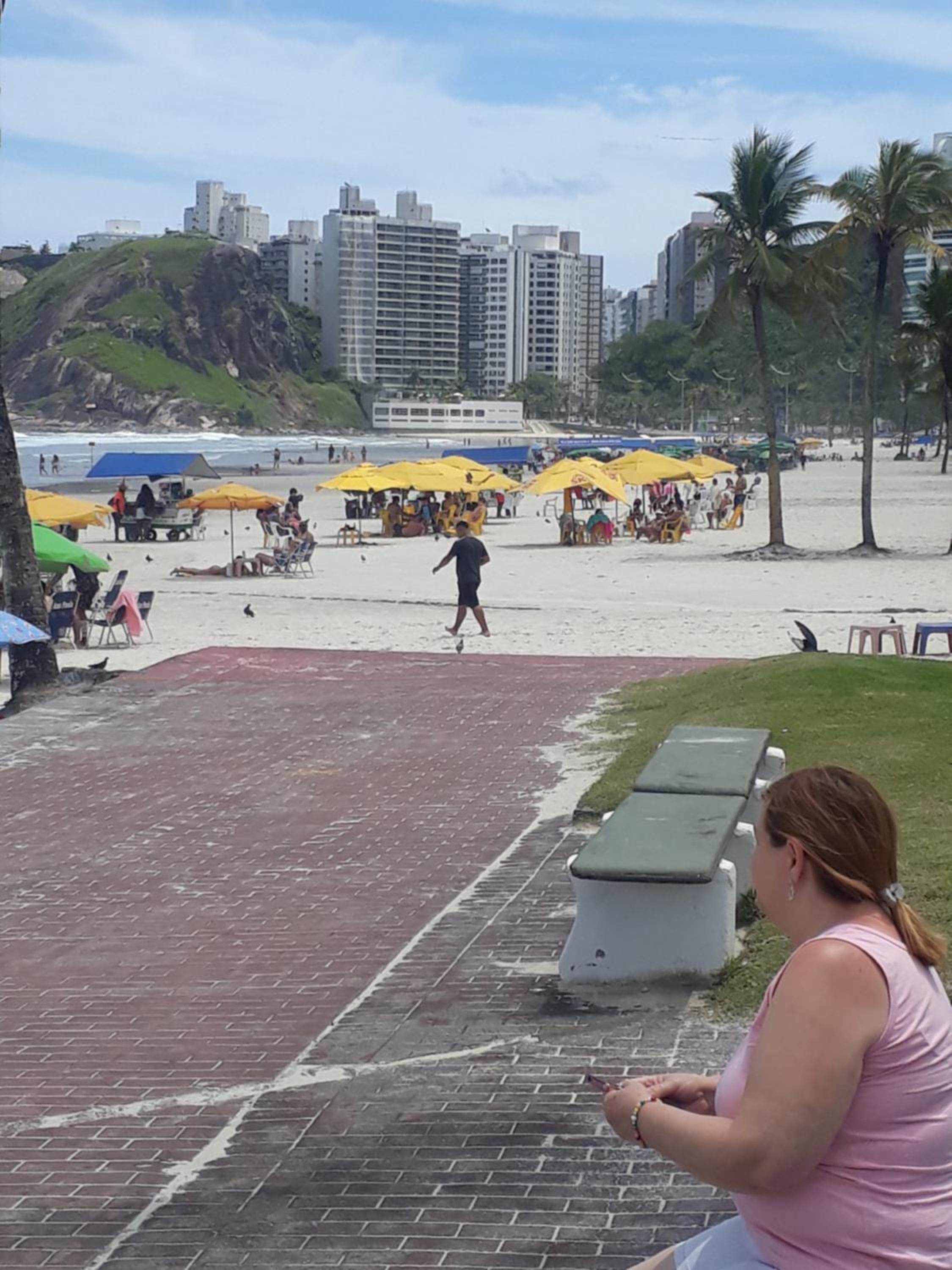 Apartamento com Estacionamento, Wi-Fi, Ar condicionado a 300 metros da Praia da Enseada no Guarujá. view 2