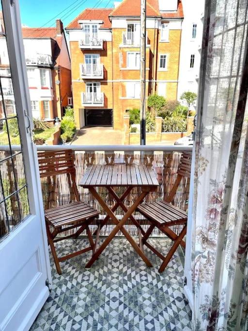 3 Bedroom Spacious Seaside Apartment with Estuary Views view 2