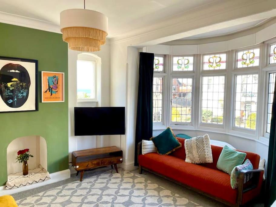 3 Bedroom Spacious Seaside Apartment with Estuary Views view 5