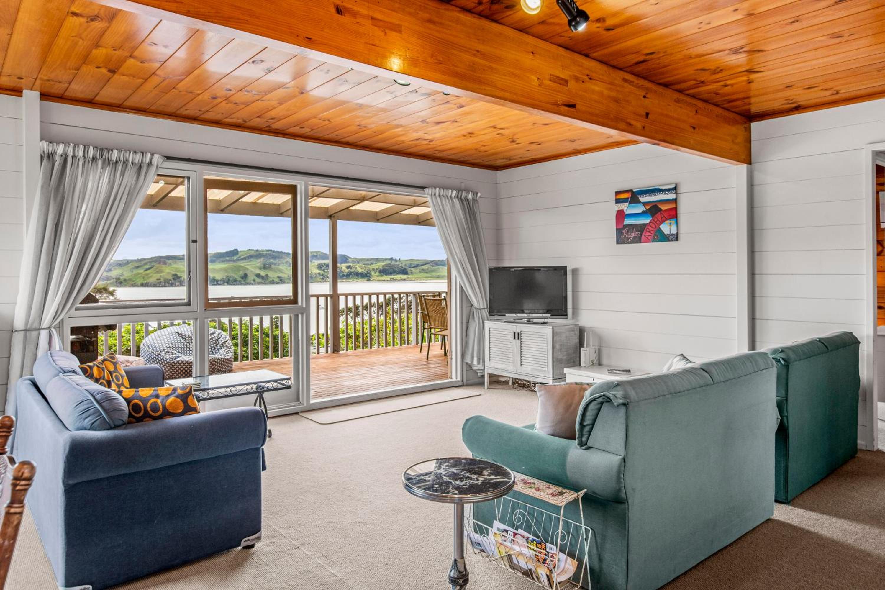 Bay Vista Views - Raglan Holiday Home view 3
