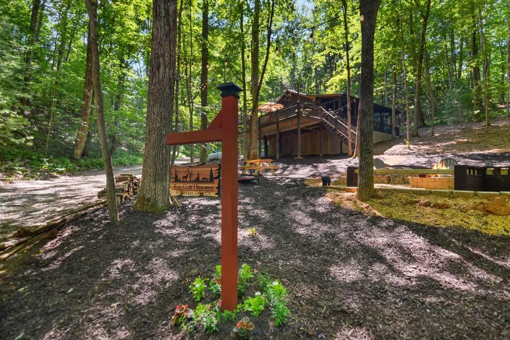 Peaceful nature getaway- with HOT TUB & fire pit