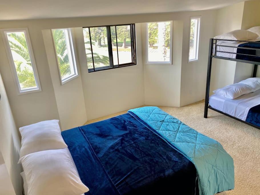 Modern & Cozy Gem ~ Walk to the Beach ~ Queen Beds