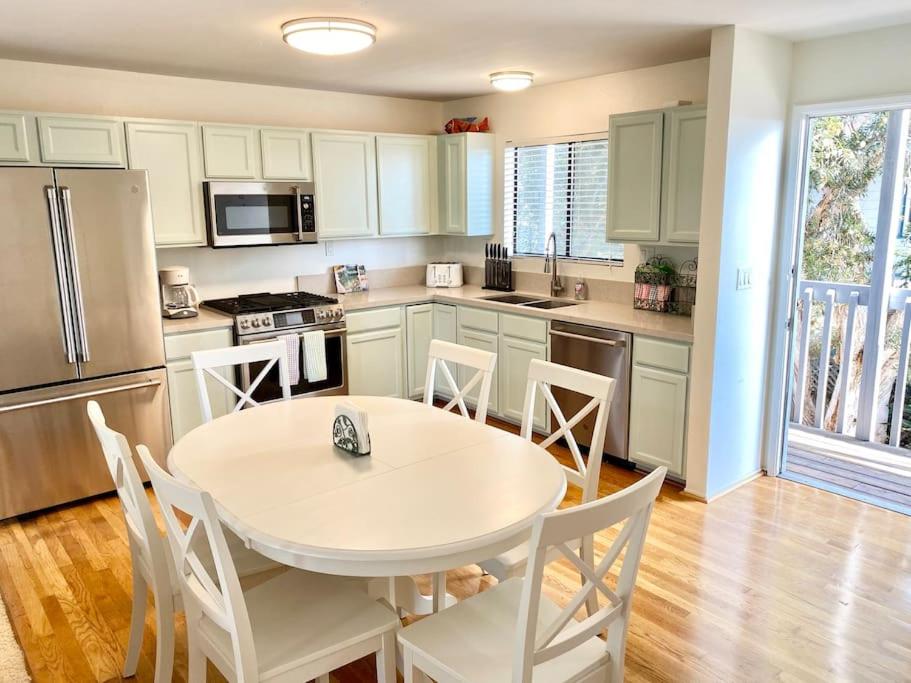 Modern & Cozy Gem ~ Walk to the Beach ~ Queen Beds
