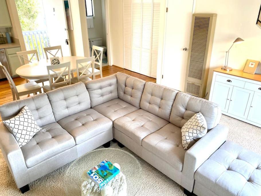 Modern & Cozy Gem ~ Walk to the Beach ~ Queen Beds