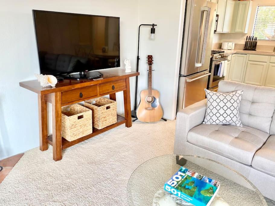 Modern & Cozy Gem ~ Walk to the Beach ~ Queen Beds