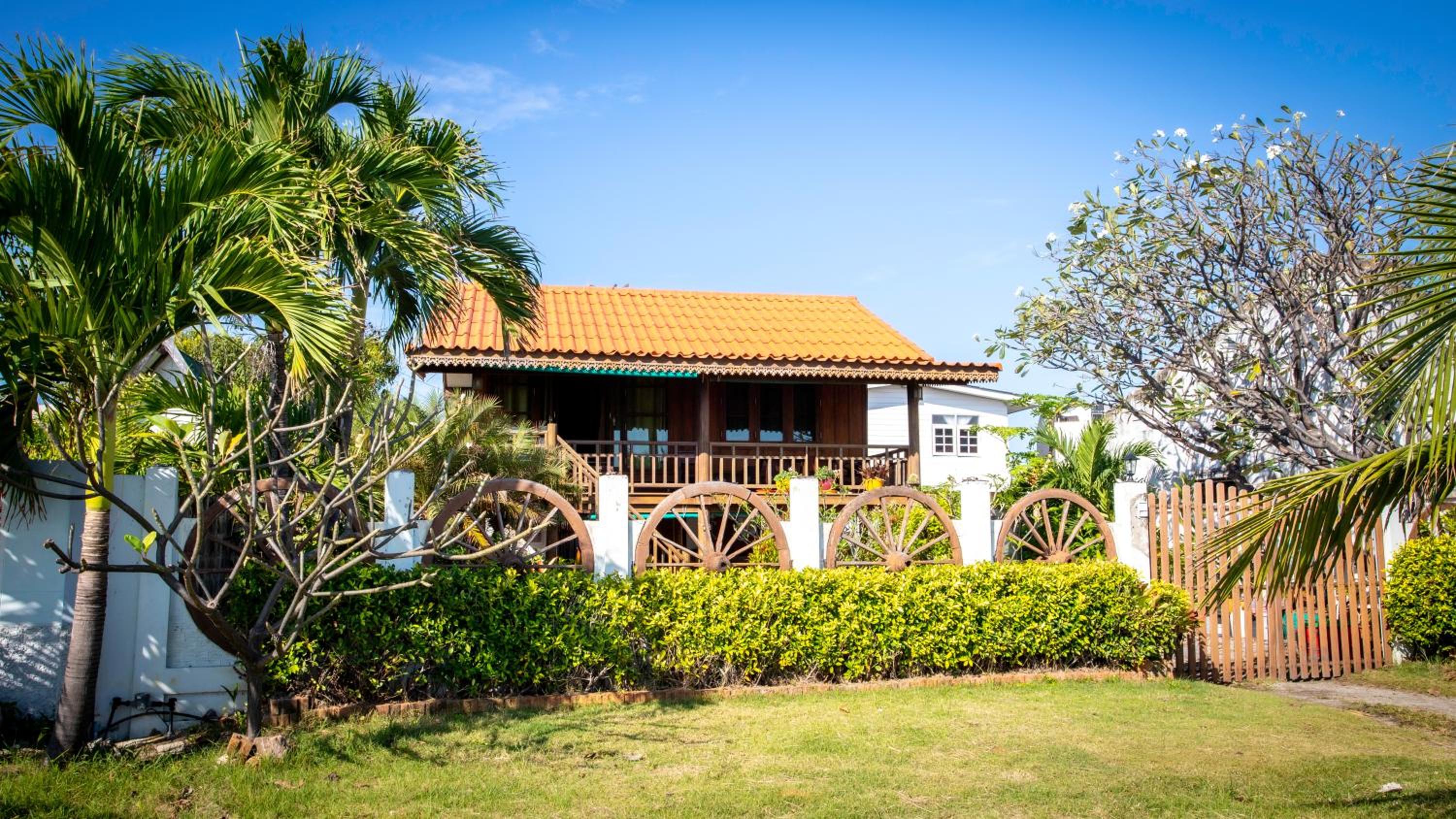 Hotel SeeSea Thai wooden house on beachfront - Image 1