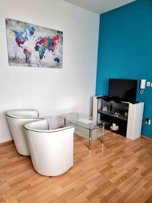 Cozy apartment near hockey & football arena view 2