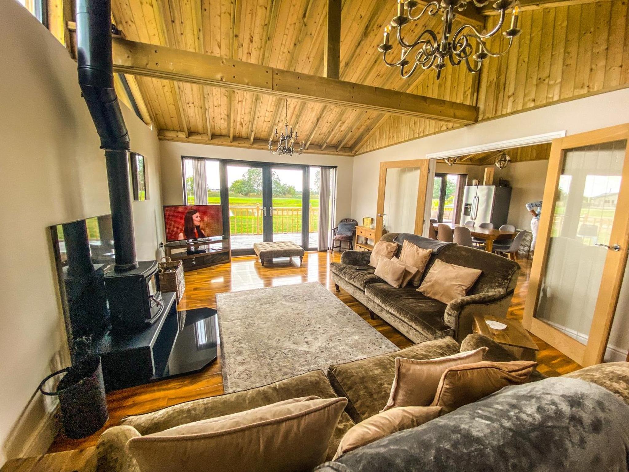 4Bed Lodge Sleeps8-Pet Friendly-Hot Tub-Log Burner view 3