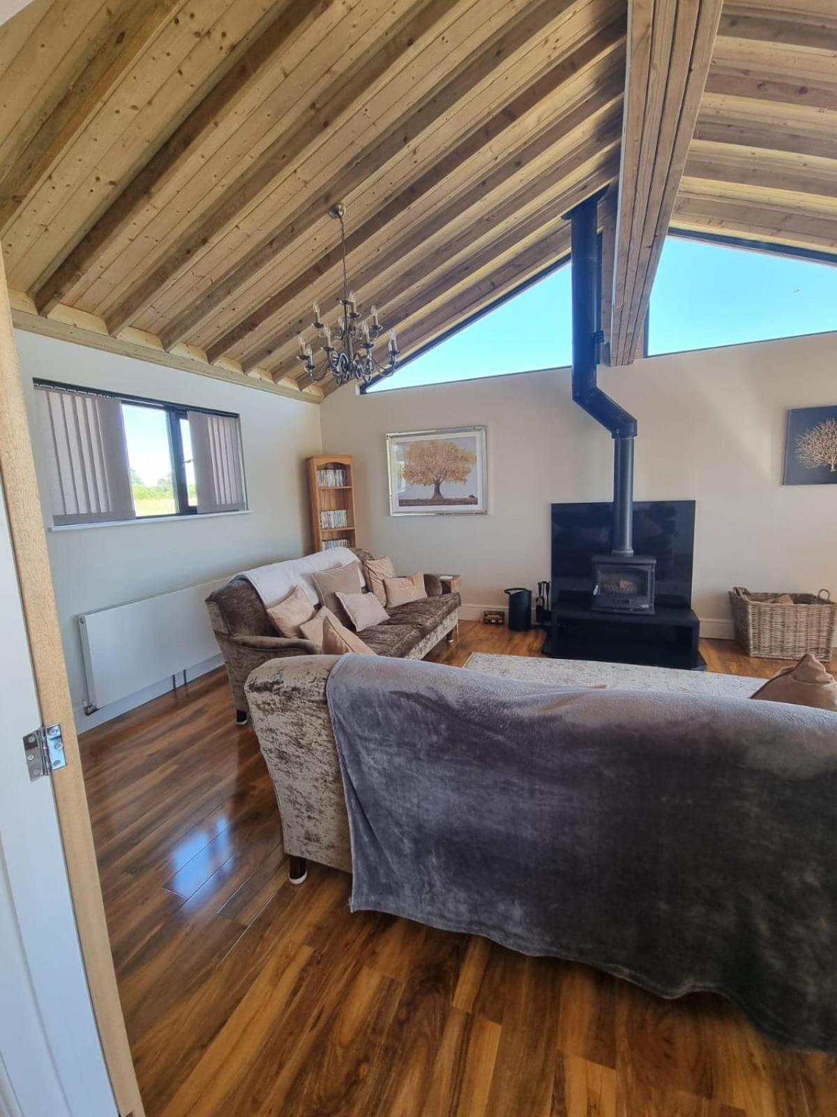 4Bed Lodge Sleeps8-Pet Friendly-Hot Tub-Log Burner view 4