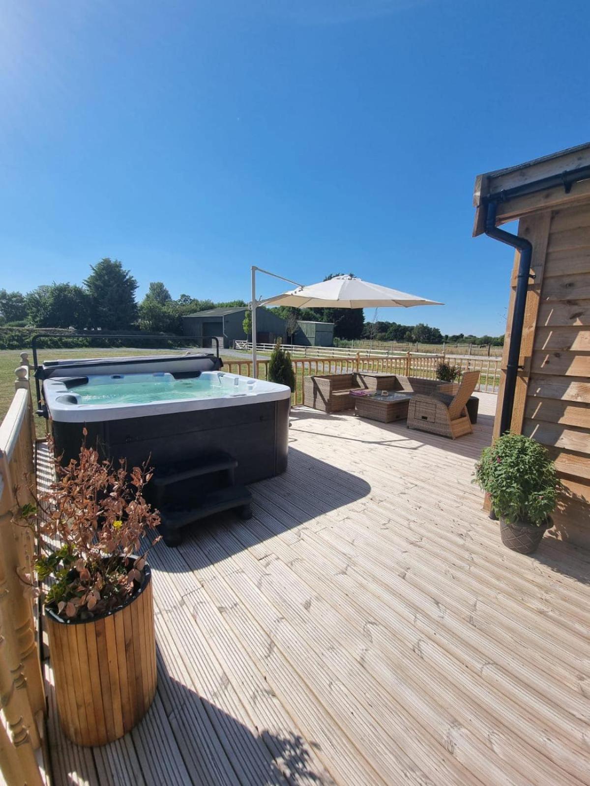 4Bed Lodge Sleeps8-Pet Friendly-Hot Tub-Log Burner view 2