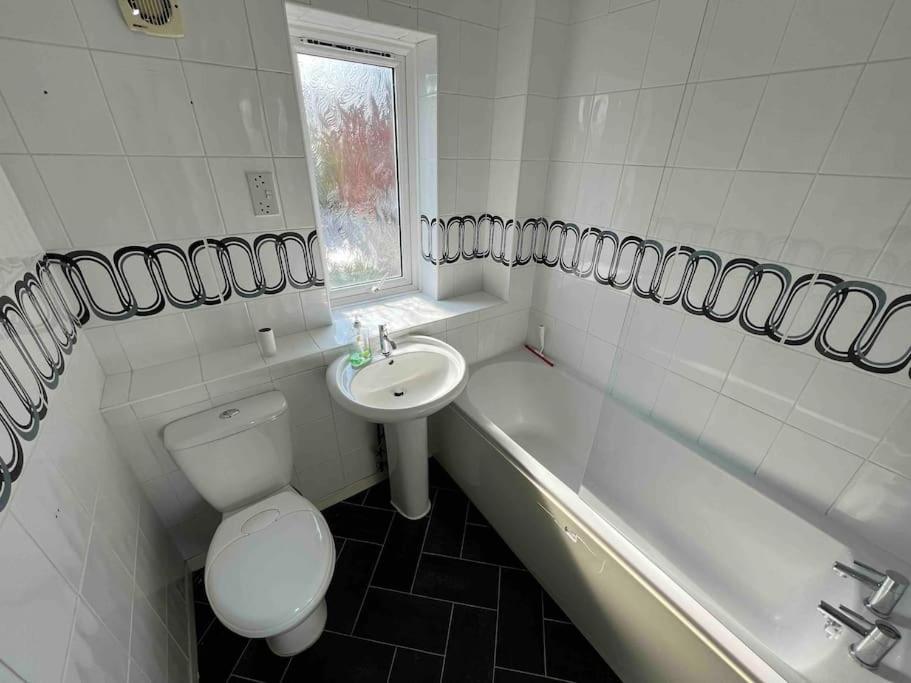 3 bedroom house with parking view 5