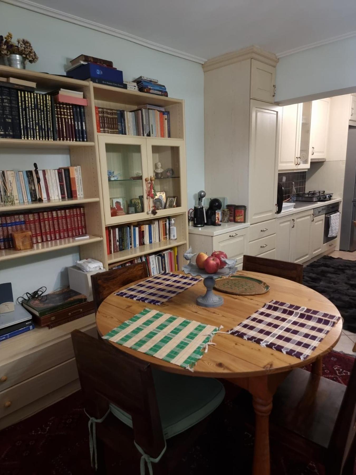 Ari's apartment photo 3