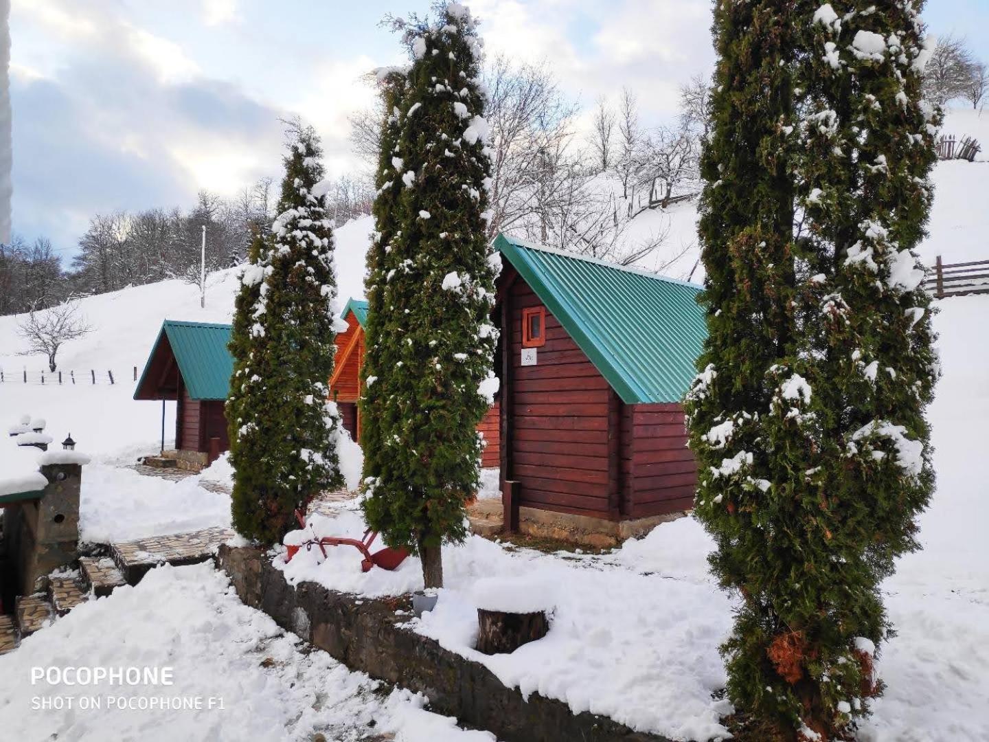 Rural haushold Konak Vukovica kolibe view 3