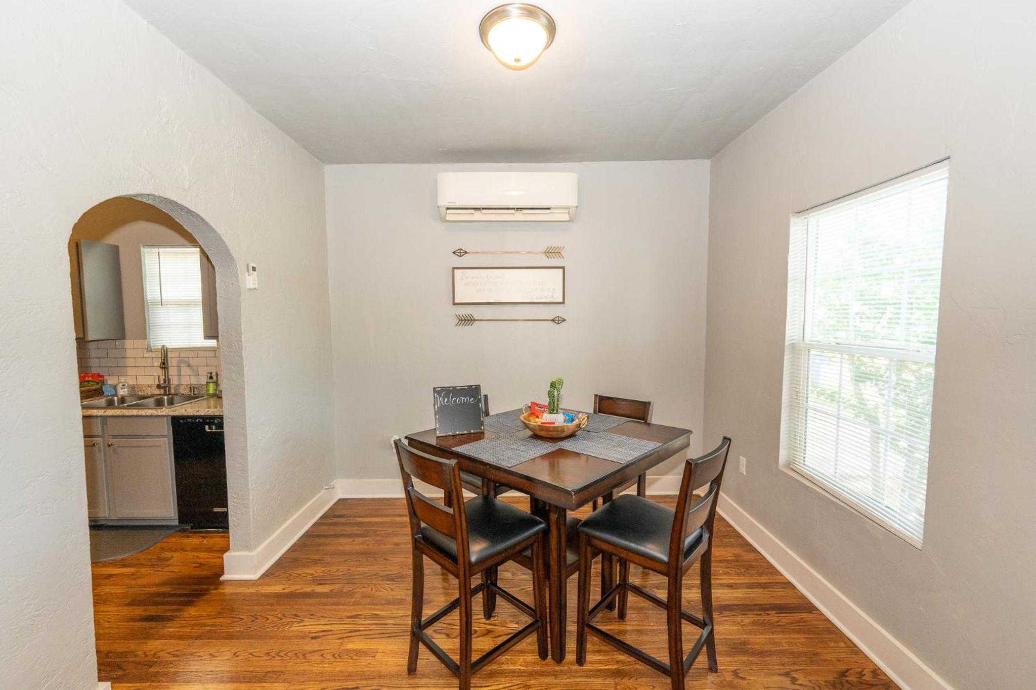 The Cozy Chickasha, Fiber WIFI, Washer & Dryer, Near DT Chickasha & Leg Lamp! view 3