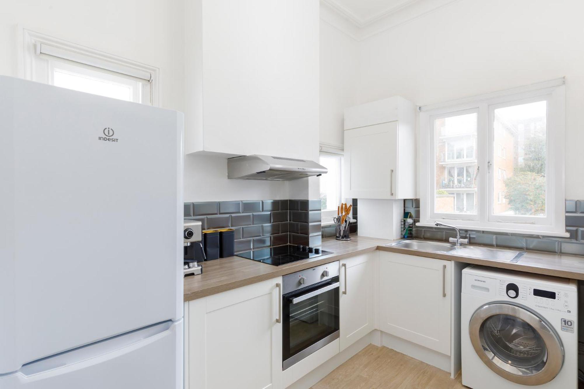 Lovely, modern & spacious 1-bed flat central Hove view 3