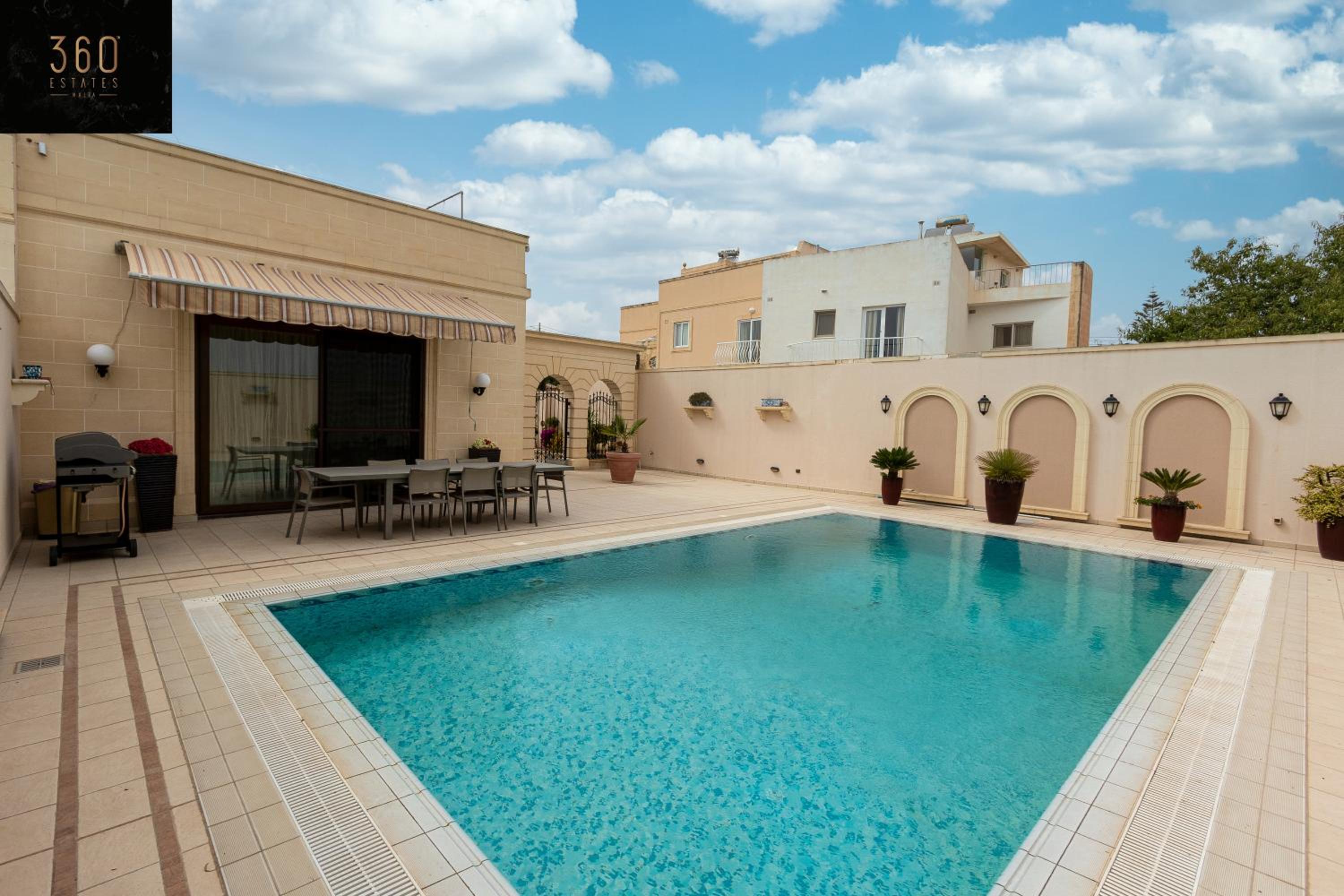 LUX VILLA with amazing BBQ, Pool Area & WIFI by 360 Estates photo 5