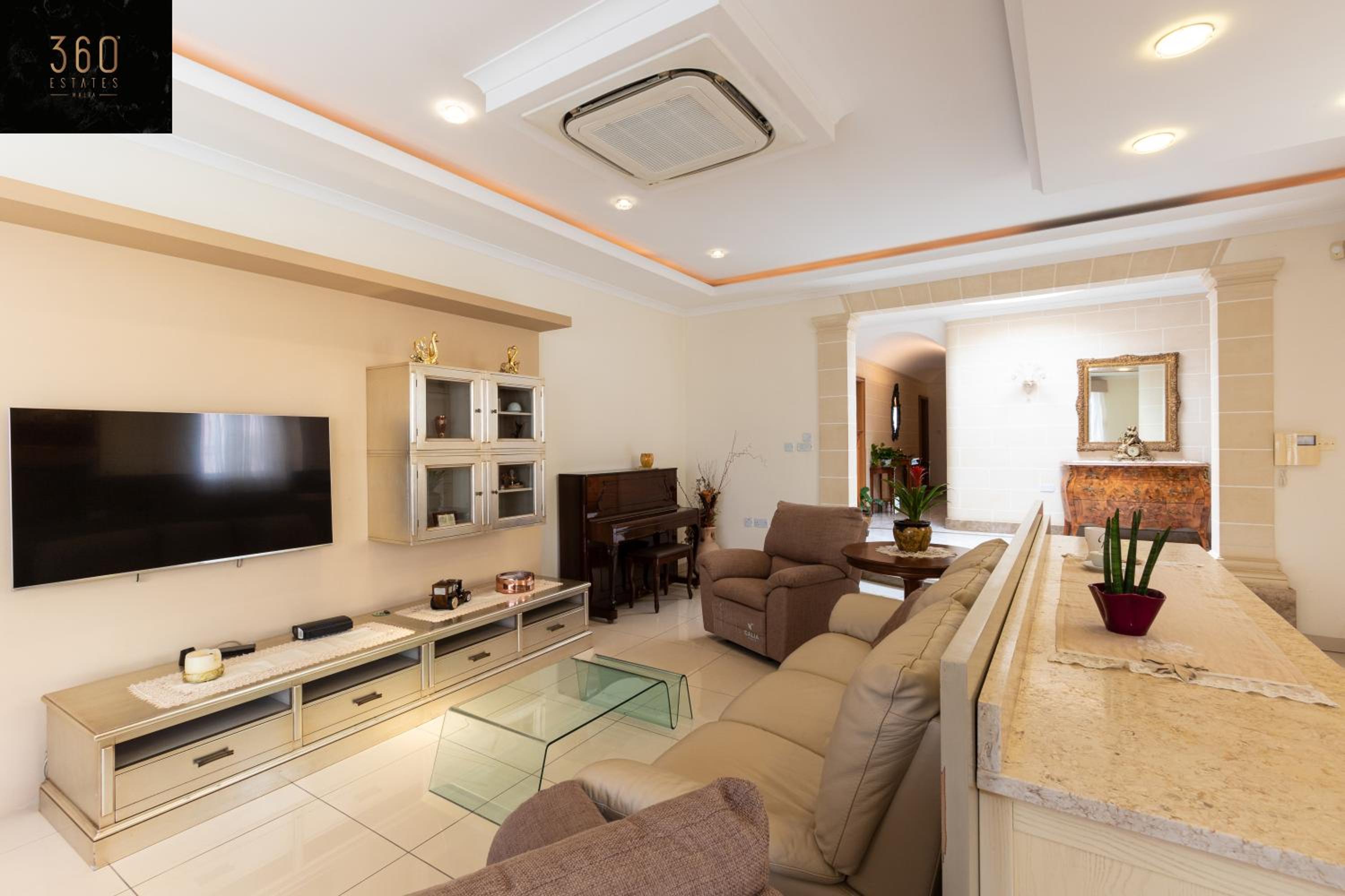 LUX VILLA with amazing BBQ, Pool Area & WIFI by 360 Estates photo 2