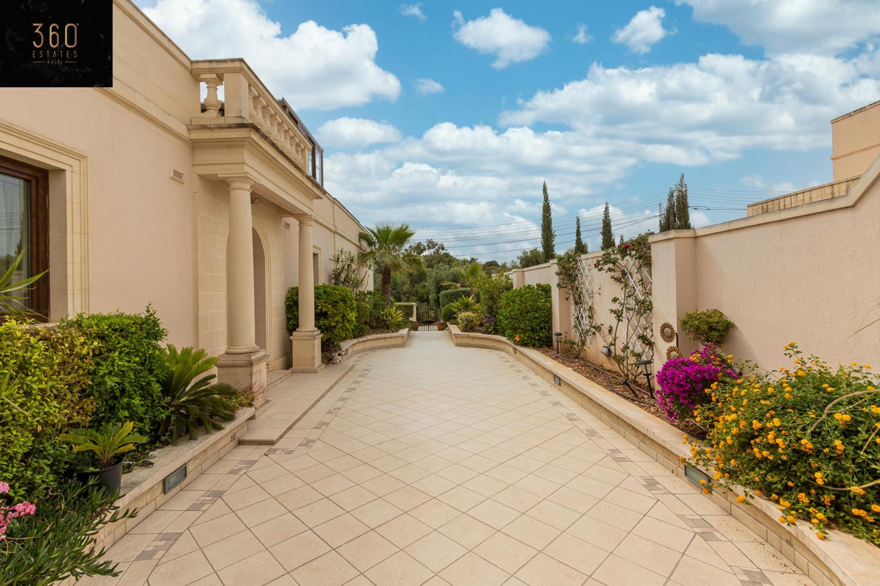 LUX VILLA with amazing BBQ, Pool Area & WIFI by 360 Estates view 4