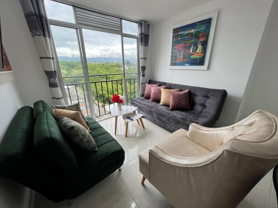 HERMOSO APTO CON VISTA a LAS MONTAÑAS DEL QUINDÍO CERCA de TODO
