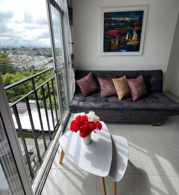 HERMOSO APTO CON VISTA a LAS MONTAÑAS DEL QUINDÍO CERCA de TODO