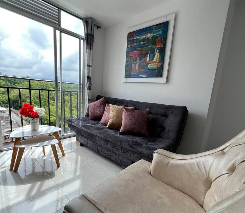 HERMOSO APTO CON VISTA a LAS MONTAÑAS DEL QUINDÍO CERCA de TODO