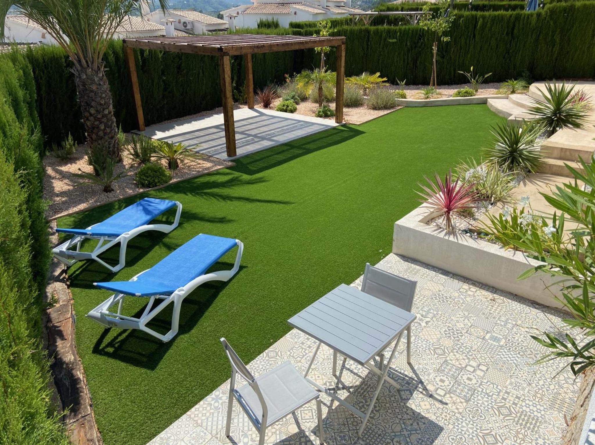 Stunning mountain views! Private Villa with fabulous communal pool!