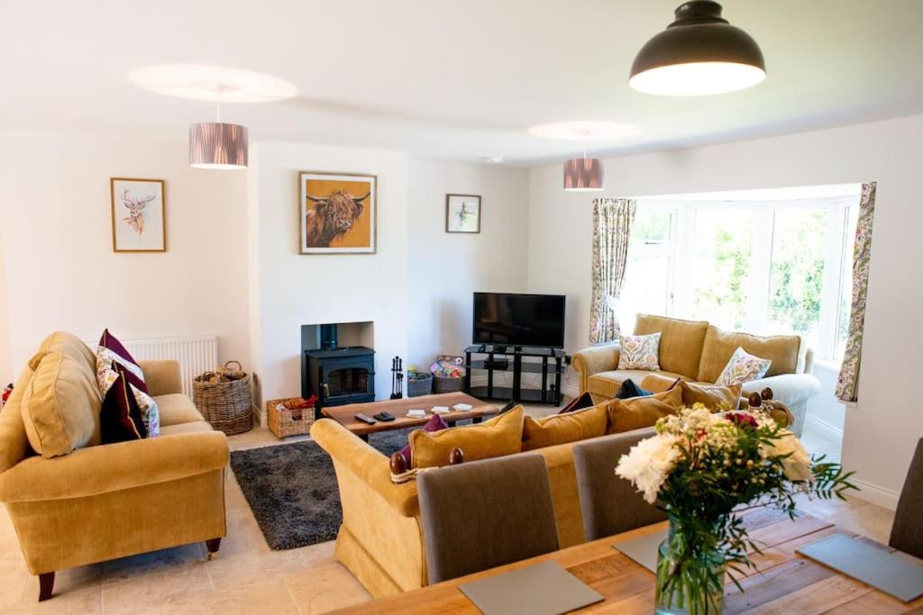 Country Crabtree Bungalow with large wild garden view 2
