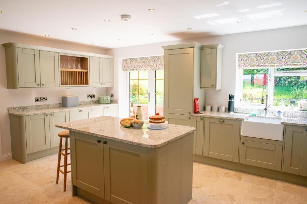 Country Crabtree Bungalow with large wild garden view 4