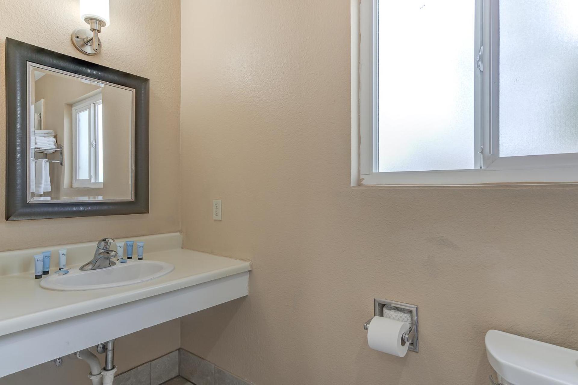Shasta Pines Motel & Suites