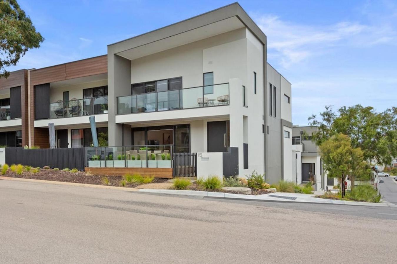 Modern Spacious Coastal 4 Bedroom Town House