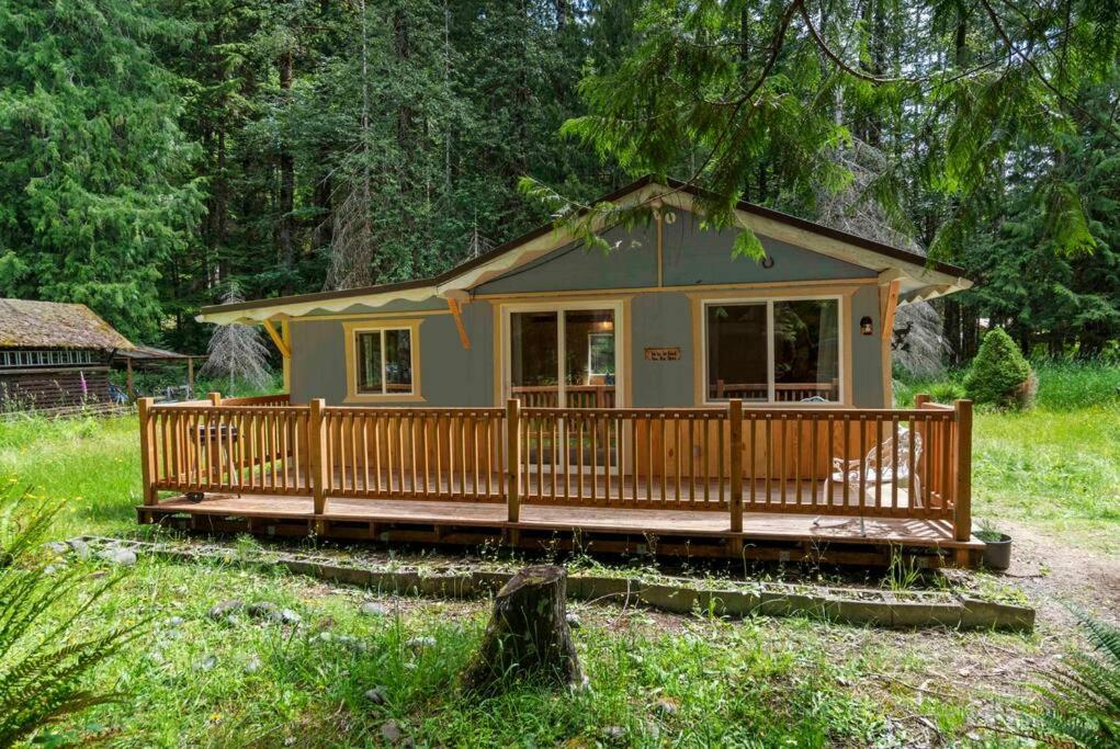 Cozy Cedar Cabin Steps Away From Mt. Rainier view 2