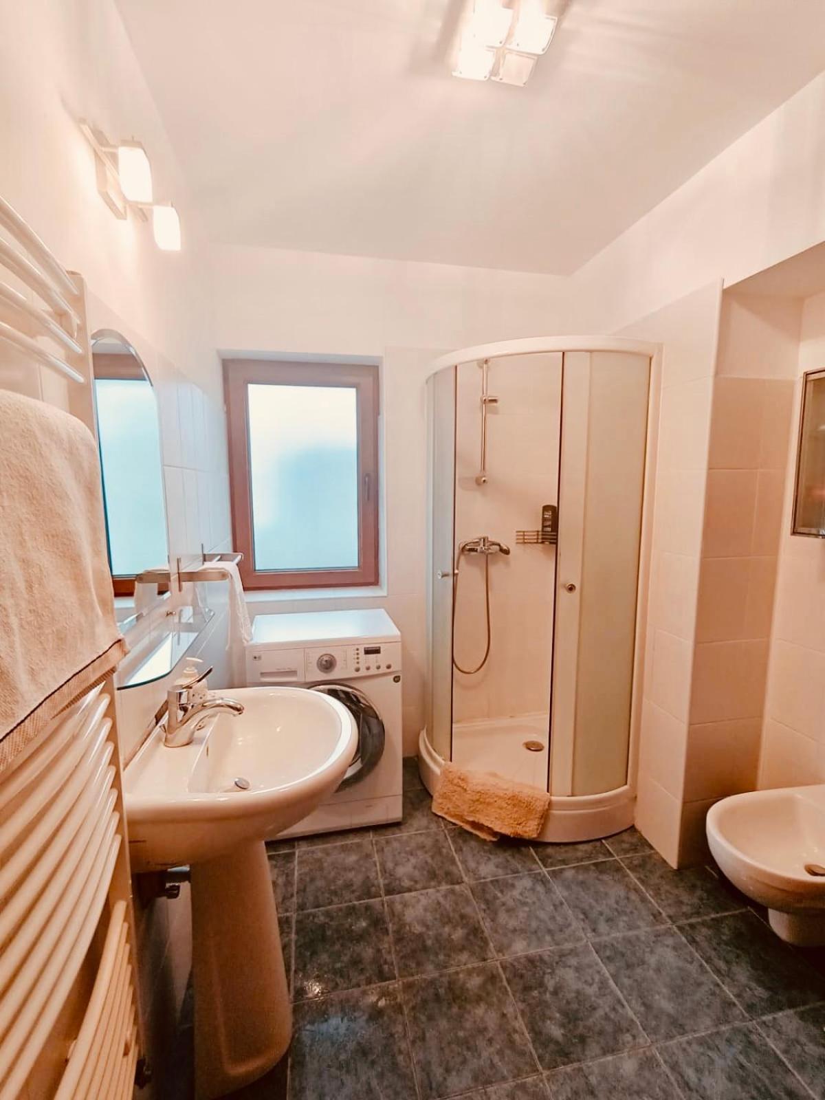 Cheerful 4-bedroom & kids friendly home view 3