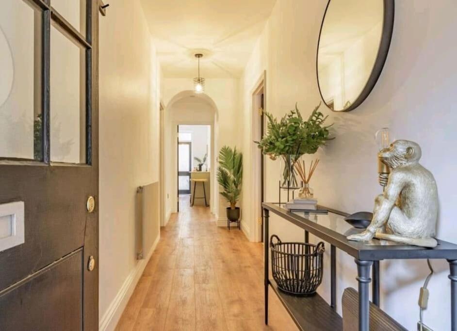 St Marg’s Hideaway; Grade II listed luxury apartment in the heart of Cheltenham - gateway to the Cotswolds! Sleeps 4 - outdoor seating and free private par view 2