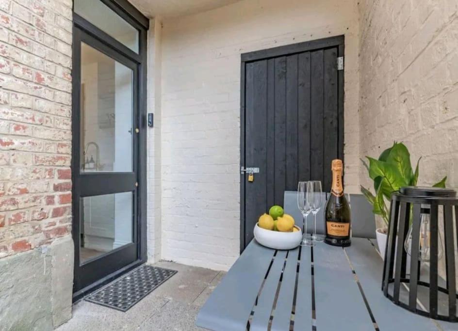 St Marg’s Hideaway; Grade II listed luxury apartment in the heart of Cheltenham - gateway to the Cotswolds! Sleeps 4 - outdoor seating and free private par view 4
