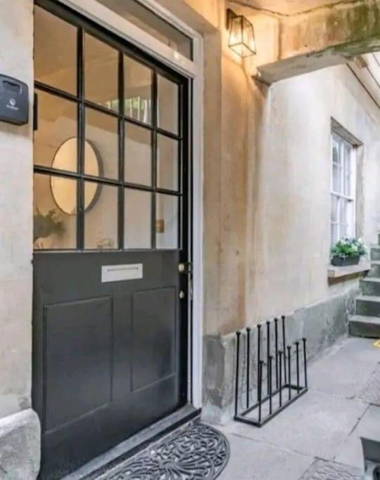 St Marg’s Hideaway; Grade II listed luxury apartment in the heart of Cheltenham - gateway to the Cotswolds! Sleeps 4 - outdoor seating and free private par view 5