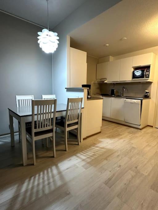 Quality Apt in the City Center For 5 - BRAND NEW view 4