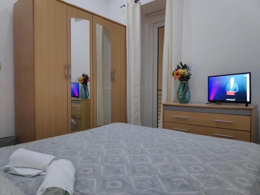 Cheerful 3 bedroom town house with garage free parking inside or outside with back yard and roof view 4