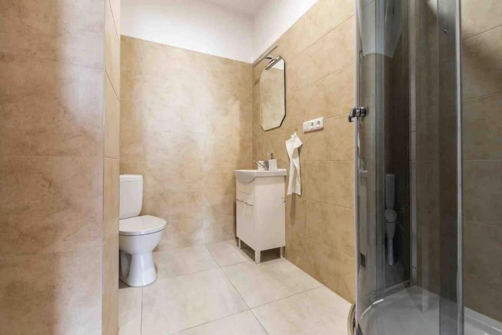 Modern & cozy apartment near hockey & football arena view 4