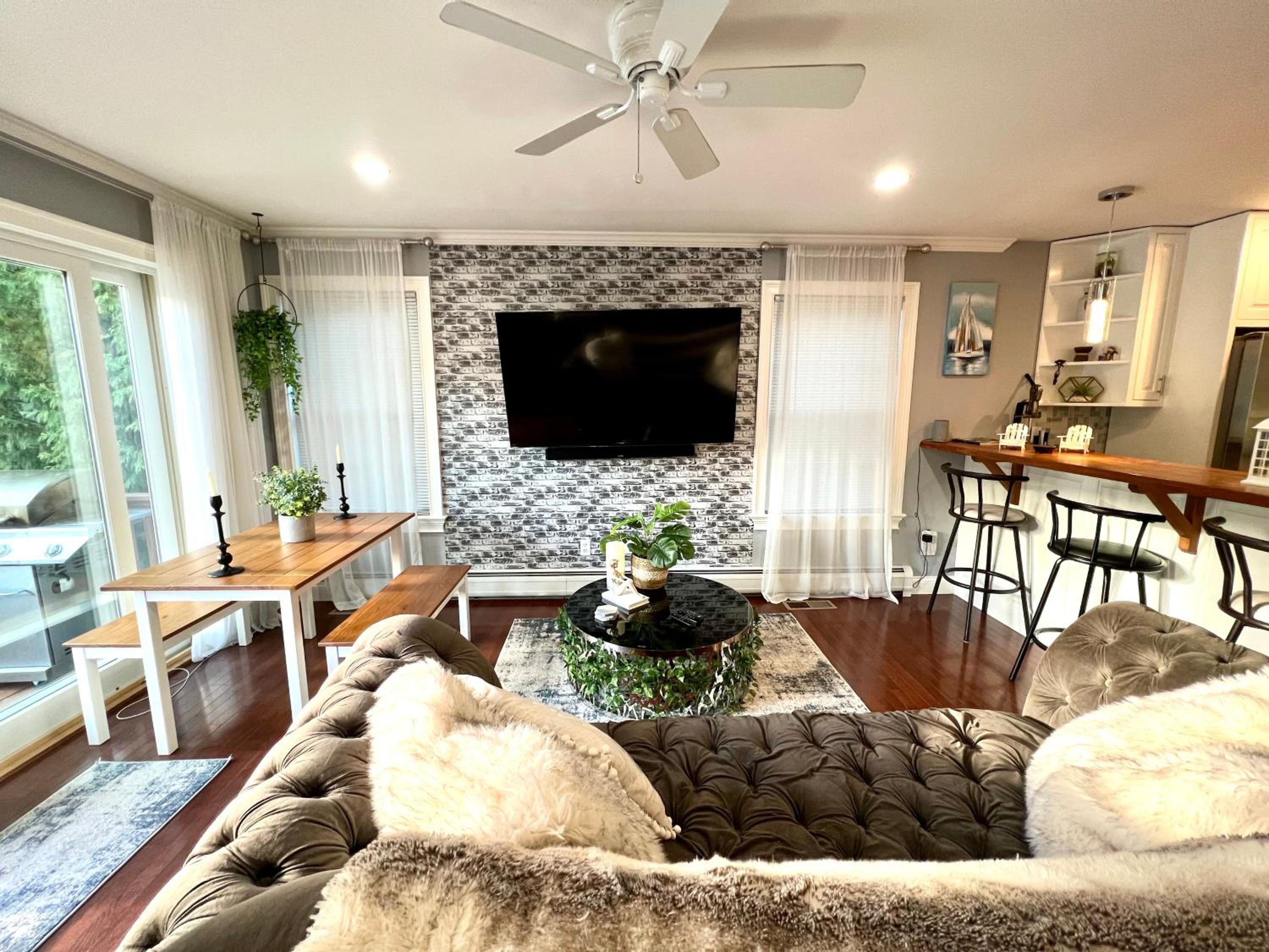 Lakeview Home 3 Private Beaches w/ Kayaks, on Squantz Pond view 5