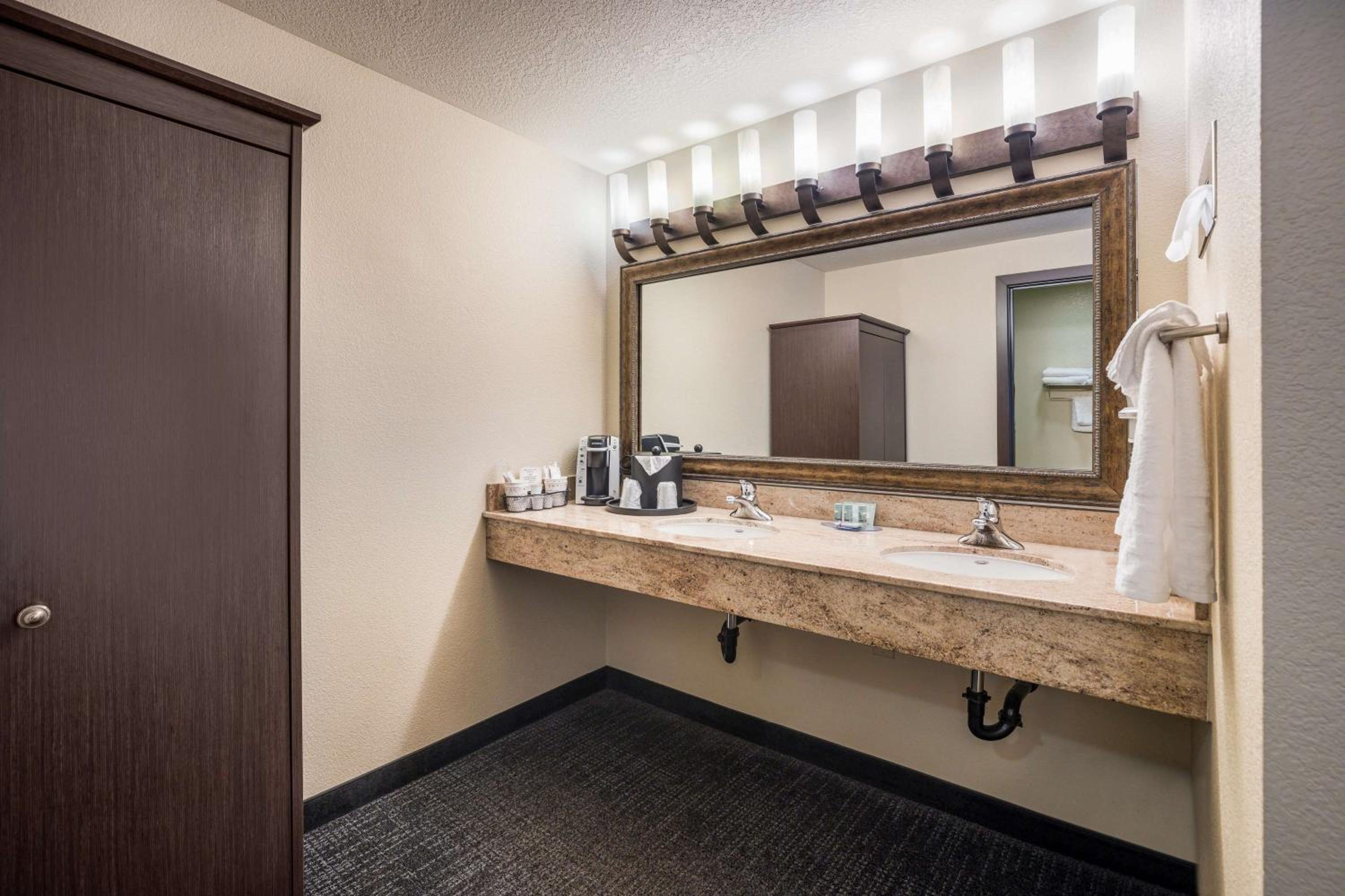 Ashland Vacations - Best Western Windsor Inn - Property Image 49