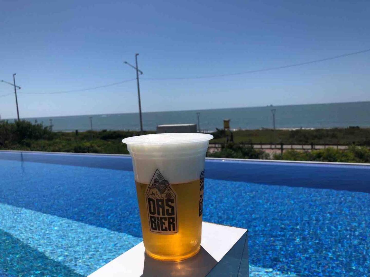 Apê estilo Resort c/ pé na areia e vista mar, próximo ao Beto Carrero