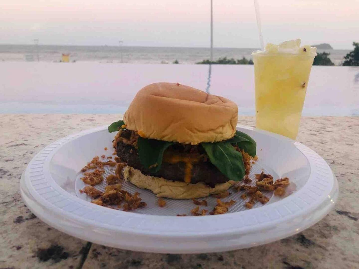 Apê estilo Resort c/ pé na areia e vista mar, próximo ao Beto Carrero