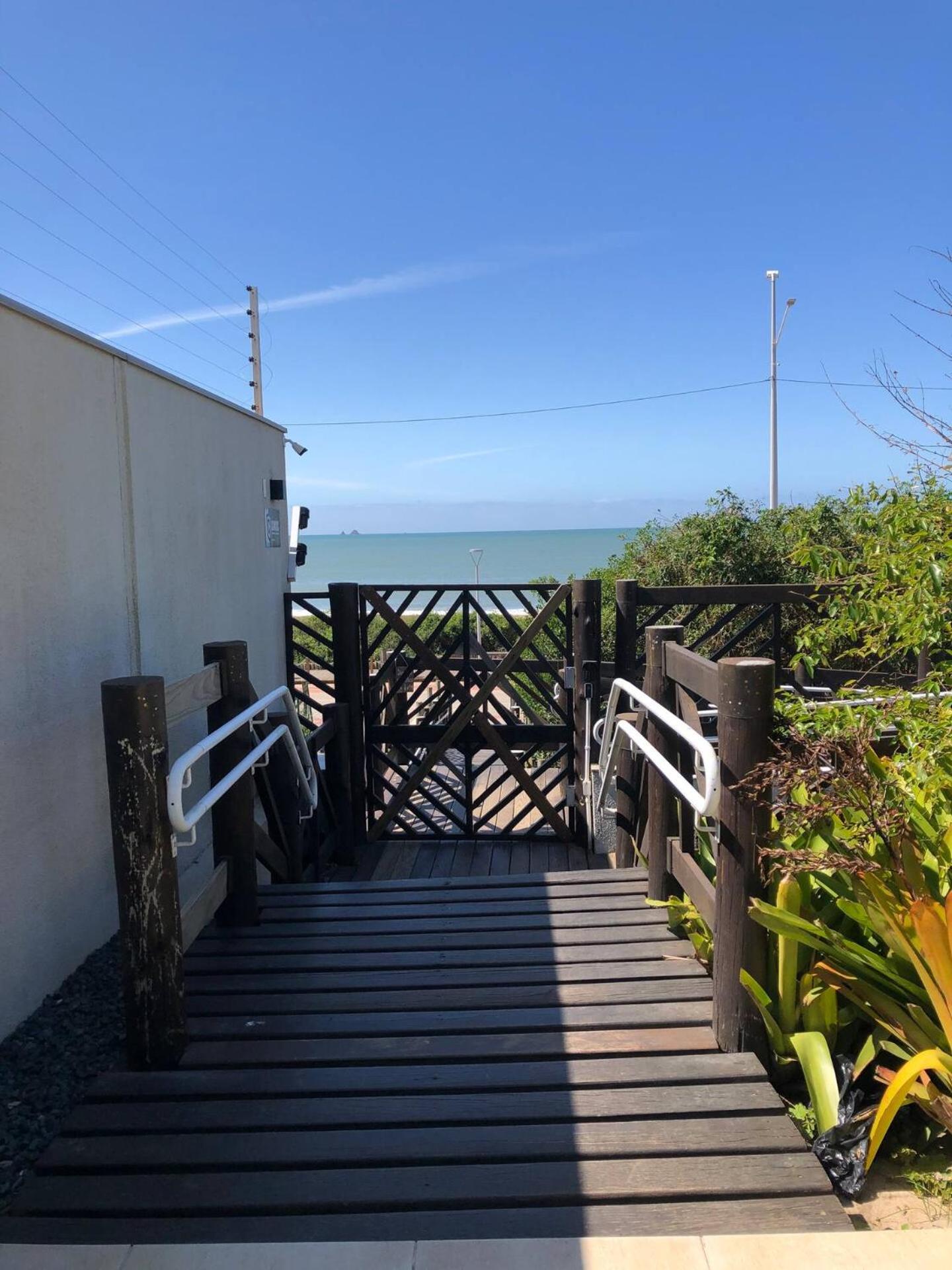 Apê estilo Resort c/ pé na areia e vista mar, próximo ao Beto Carrero